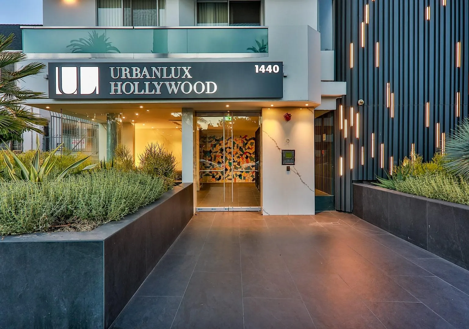 UrbanLux Hollywood Premium — Photo 1