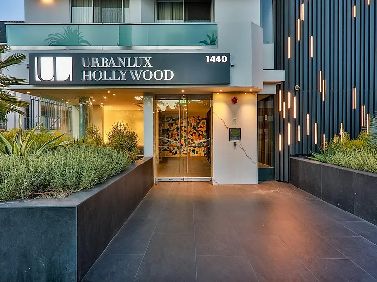 UrbanLux Hollywood Premium — Photo 1