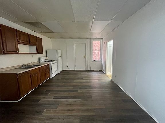 4th image of 427 W 7th St