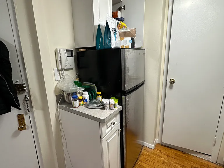 326 E 6th St #6 — Photo 8