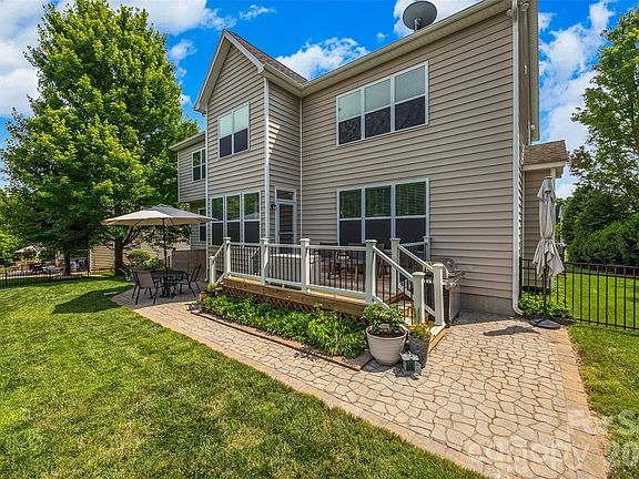 5th image of 913 Vogel Way