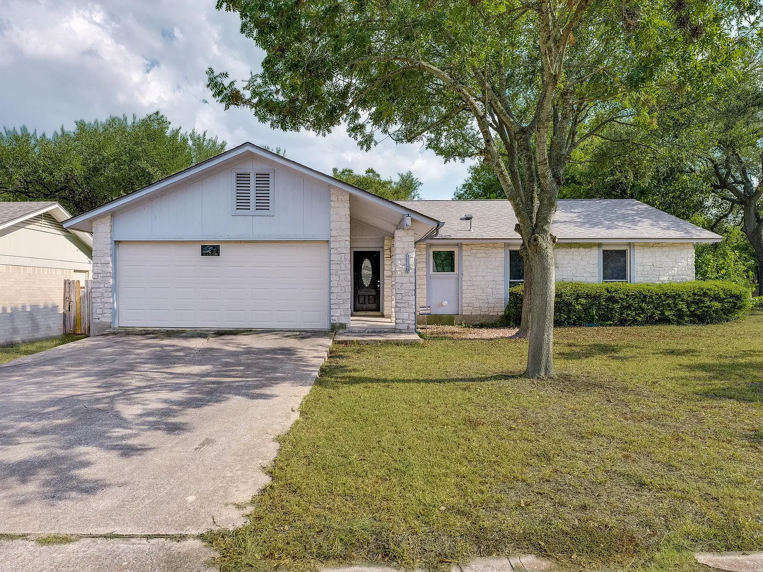 3 bed, 2.0 bath, 1253 sqft, $2,100 — Photo 1