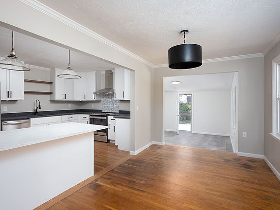 5th image of 368 Harvard Dr