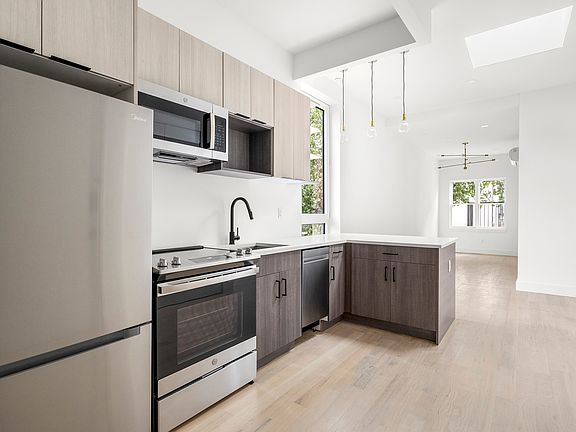 3rd image of 320 Eckford St #L3