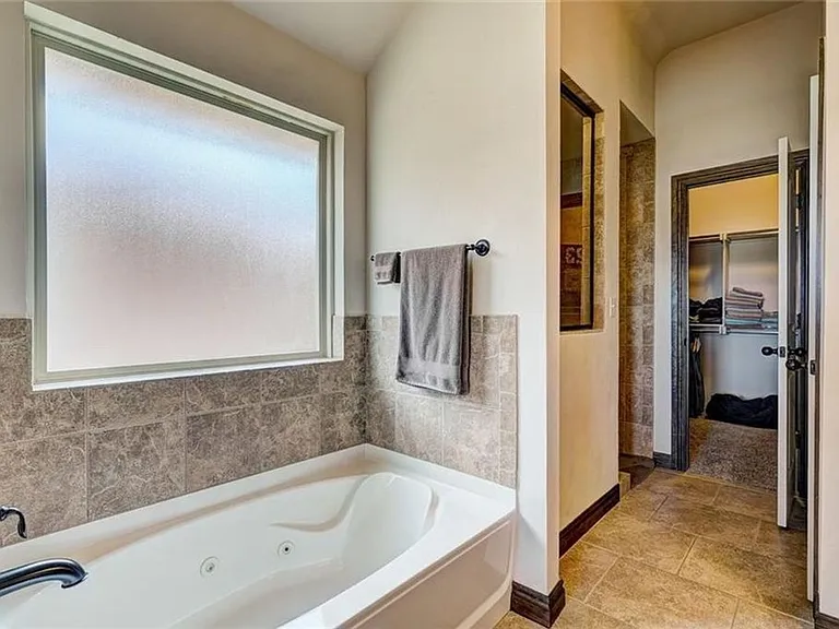 2301 Bretford Way — Photo 32