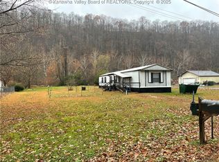 1979 River Haven Rd, Clendenin, WV 25045