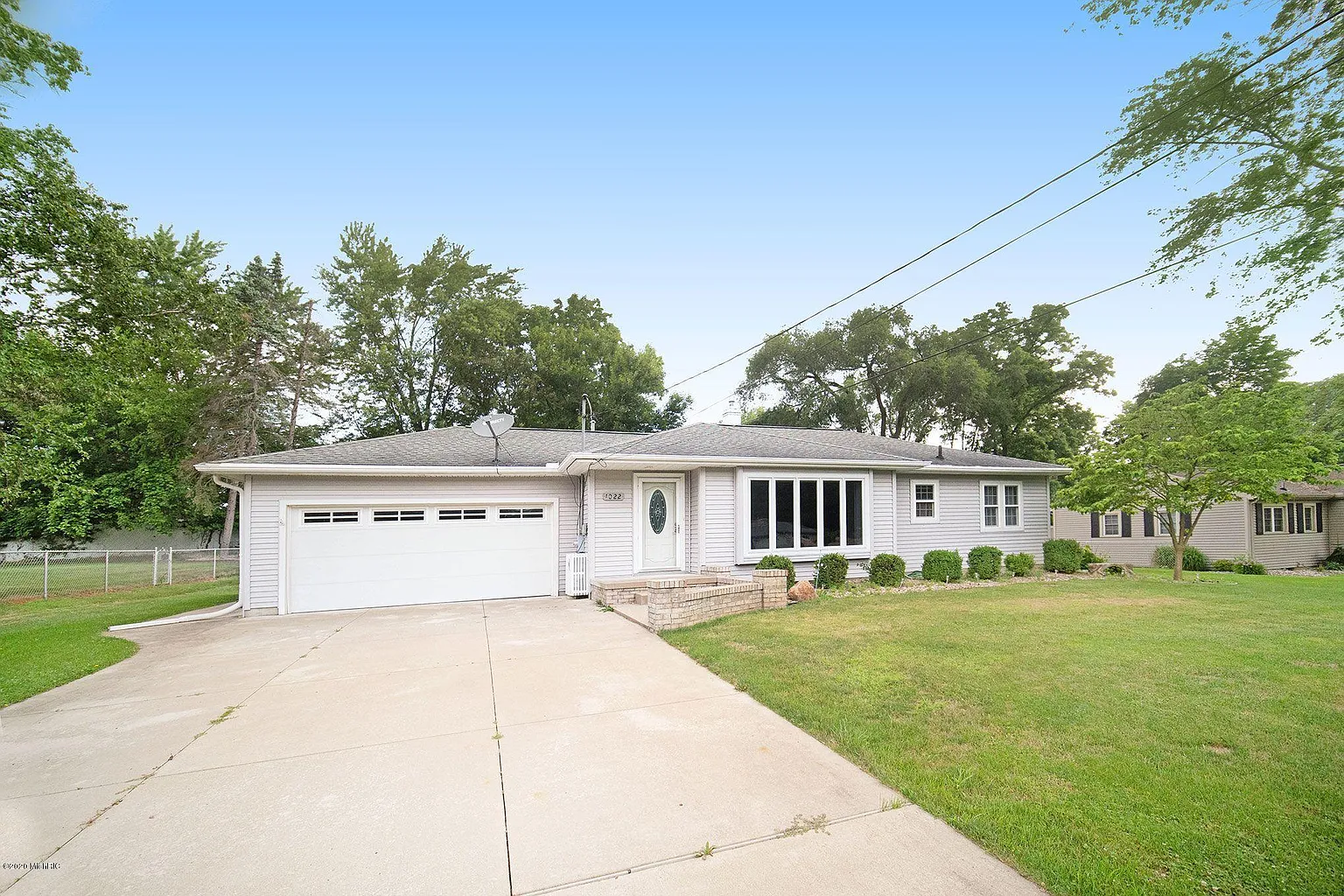 1022 Crestwood Ln photo 1