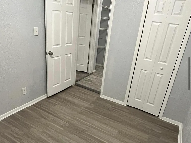 4413 Moncrief Rd W — Photo 12