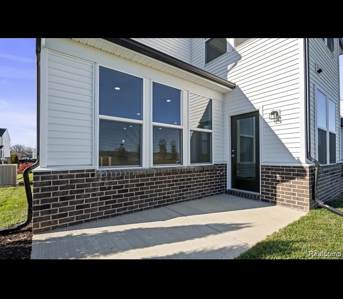 3 bed, 2.5 bath, 2083 sqft, $3,200 — Photo 2