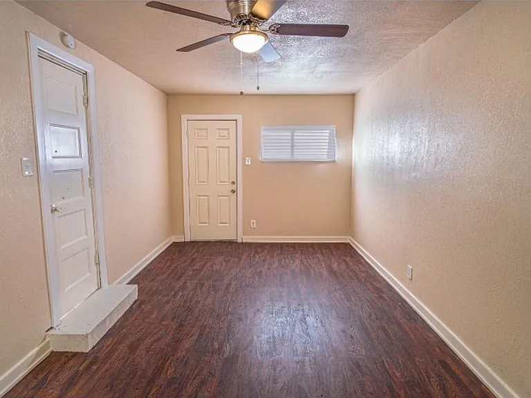 1003 Poinsettia — Photo 4