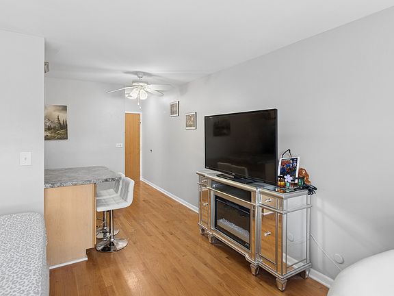 4th image of 4600 N Cumberland Ave Unit 205