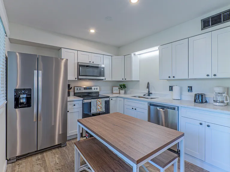 1133 S Farmer Ave #4 — Photo 6