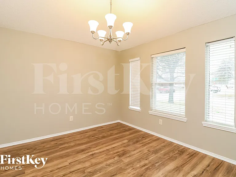 729 Ridge Top Dr — Photo 5