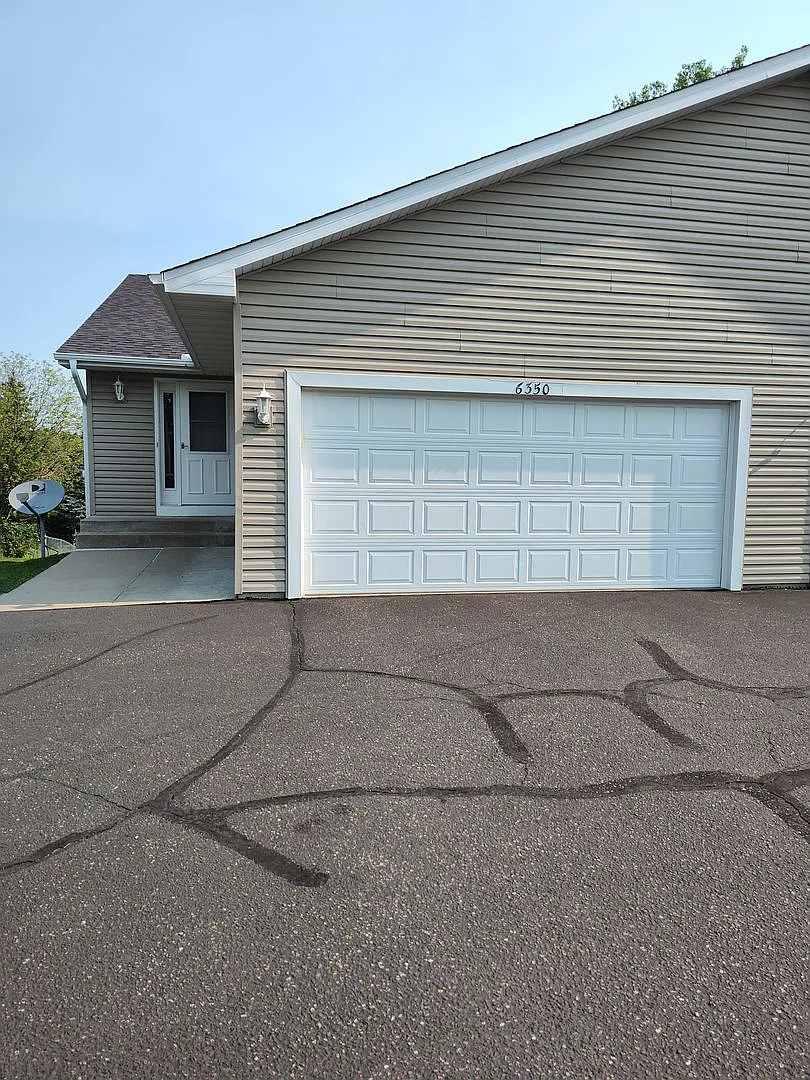 3 Bedroom, 2 bathroom twin home in Oakdale — Photo 1