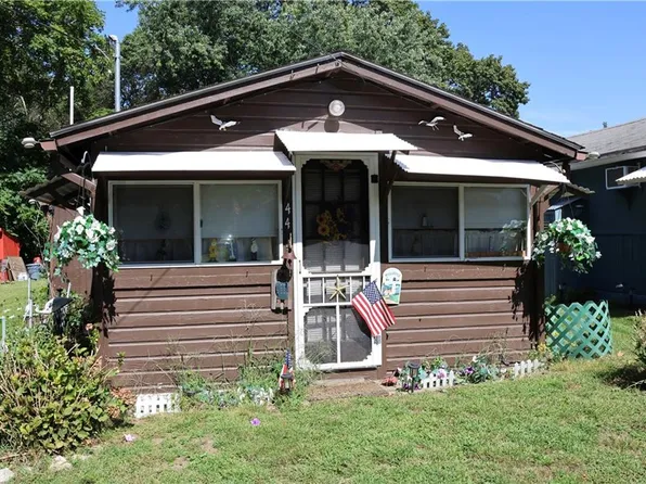 44 E Andrew Comstock Rd, Warwick, RI 02886
