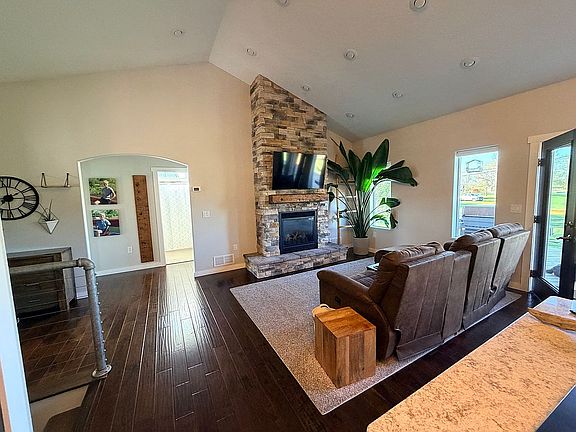 4th image of 107 Kittelson Dr