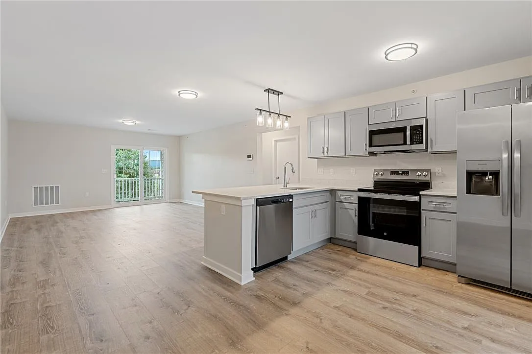 3 bed, 2.0 bath, 1000 sqft, $2,500 — Photo 2