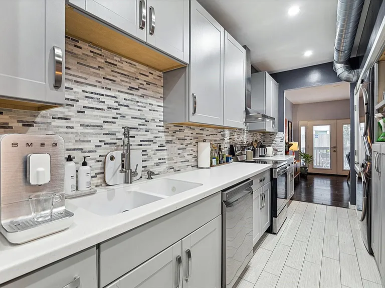 2100 Tanglewilde St #373 — Photo 8