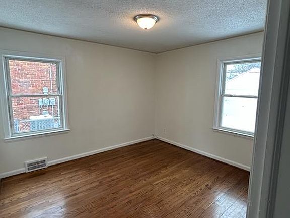 5th image of 1809 Roslyn Rd