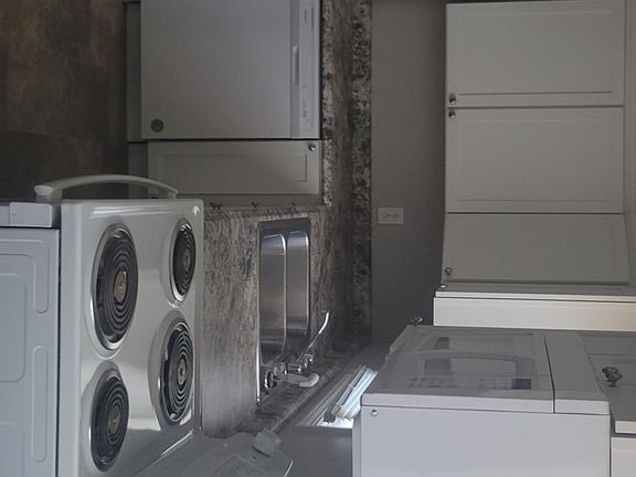3rd image of 8411 Grandview Ln