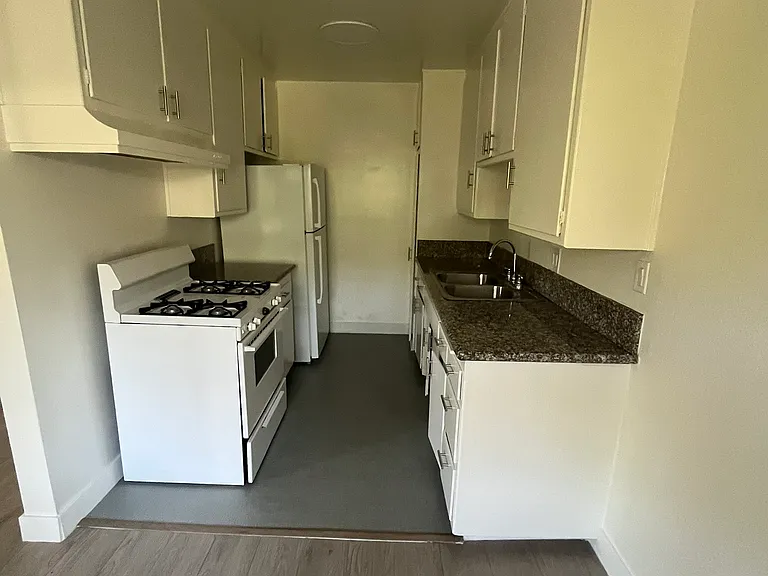 4355 Mammoth Ave #8 — Photo 9