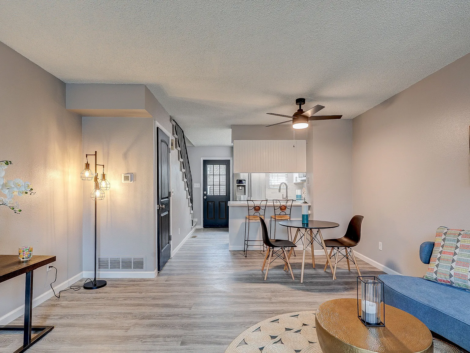 2 bed, 870 sqft, $2,100 — Photo 2