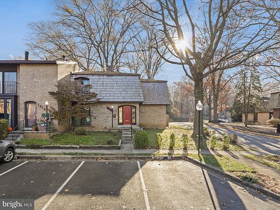 3rd image of 7917 Schuyler Ct