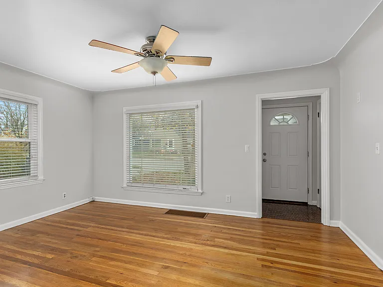 2116 Riverside Dr NE — Photo 5