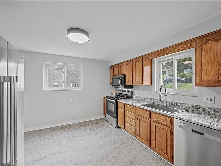 1423 Lakeside Dr — Photo 7