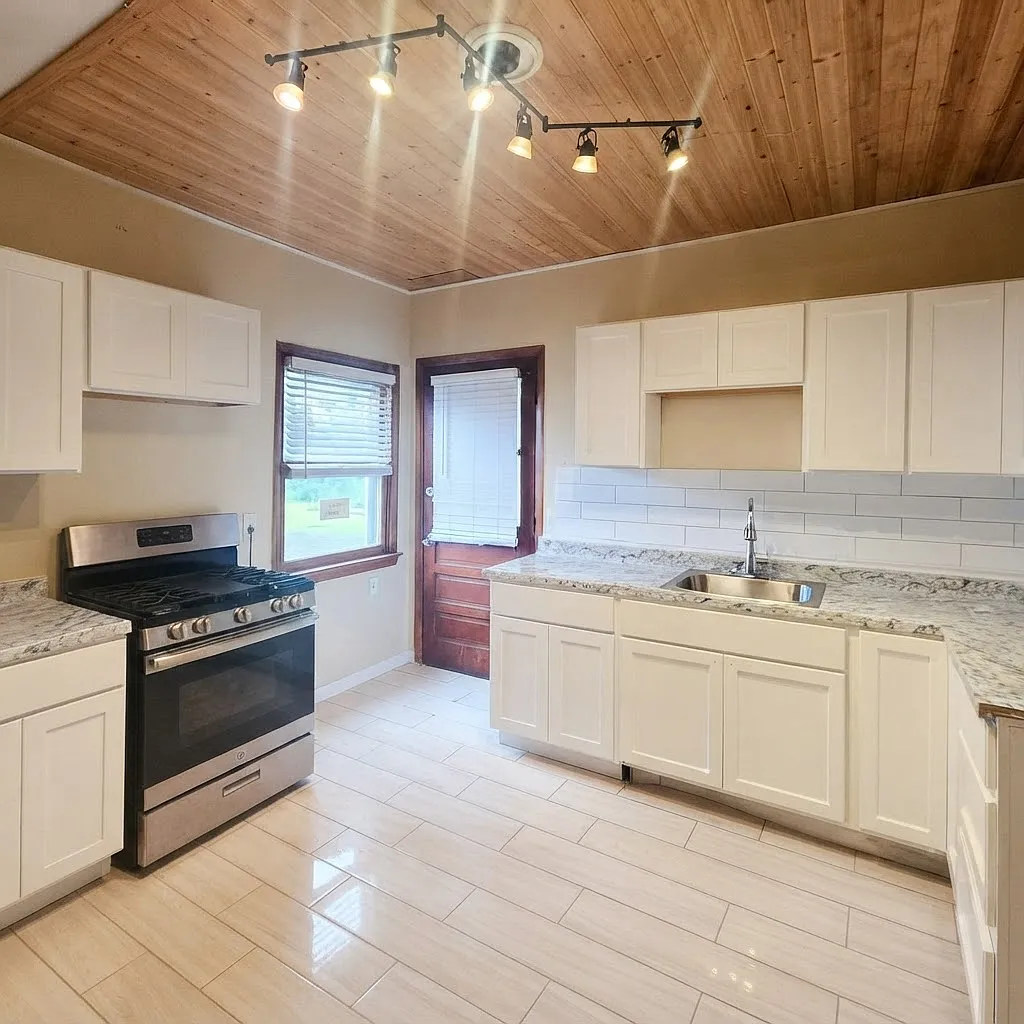 4 bed, 1.5 bath, 2500 sqft, $2,400 — Photo 2