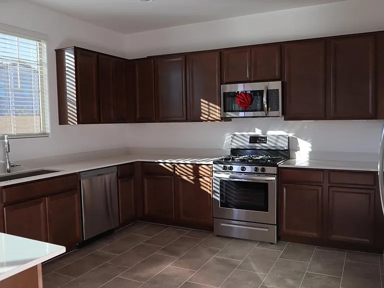 1208 E Weatherby Way — Photo 2