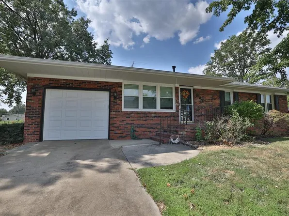 867 N Cherry St, Breese, IL 62230