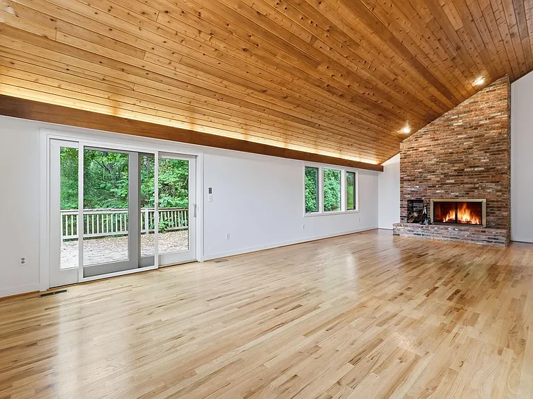 882 Coachway — Photo 14