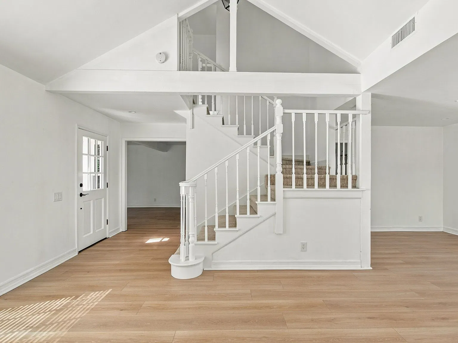3 bed, 2.5 bath, 1881 sqft, $8,500 — Photo 2