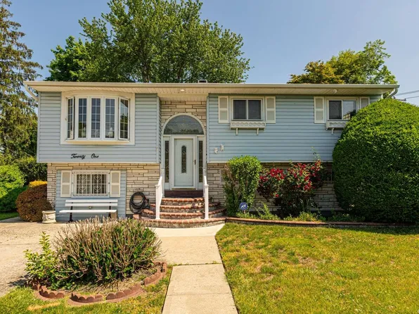 21 New Hampshire Avenue, Bay Shore, NY 11706