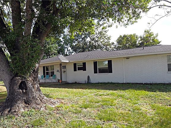 3rd image of 939 Pine Dr