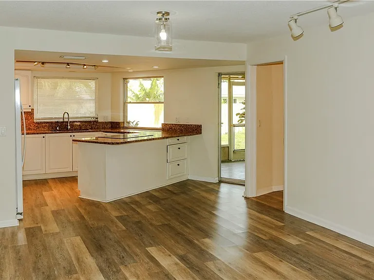 5654 Eichen Cir W — Photo 10