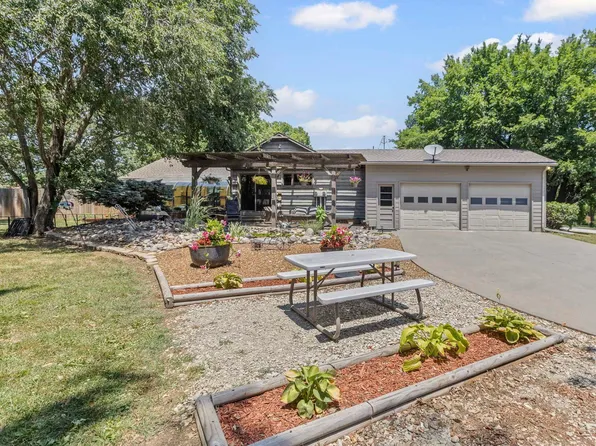 22452 Sunset Dr, Vassar, KS 66543