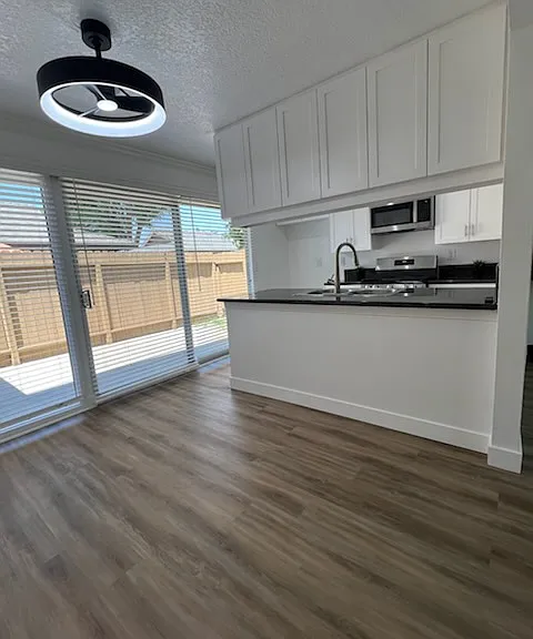 dining area/kitchen