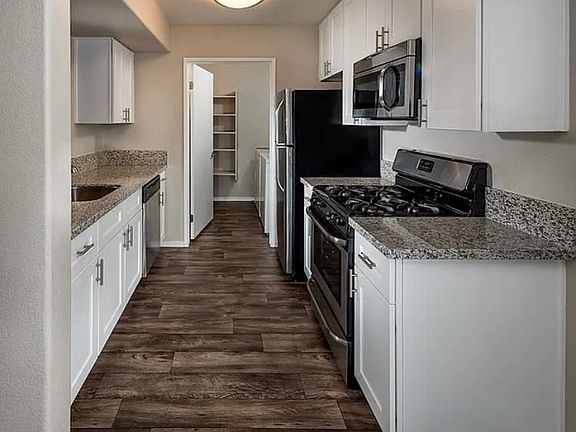 5th image of 988 Stonegate Dr APT 18