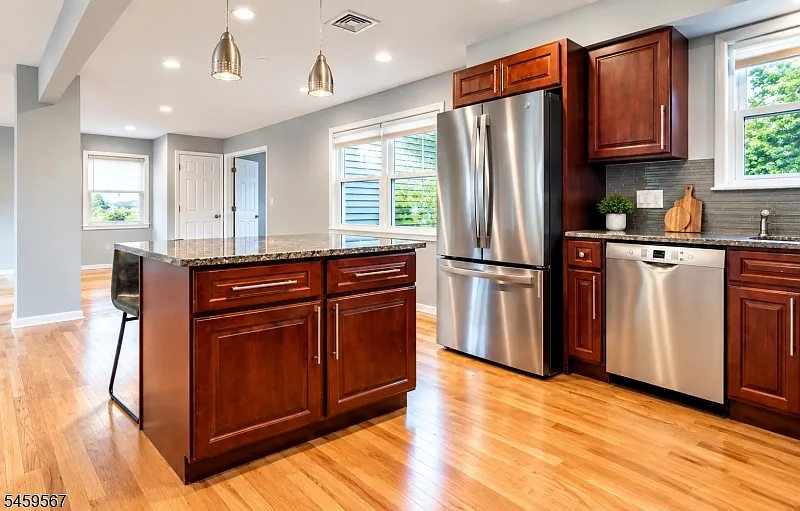 4 bed, 2.0 bath, $5,200 — Photo 3