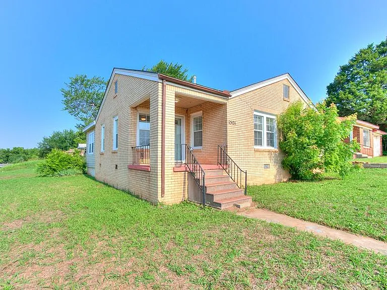 1501 NE Grand Blvd — Photo 2