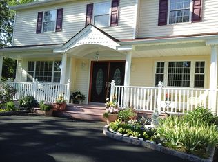 42 Niewood Dr, Ridge, NY 11961