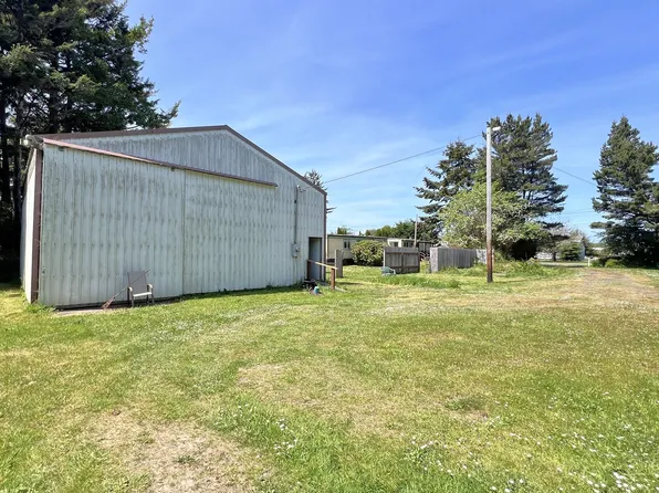 90884 Hollywood Ln, Coos Bay, OR 97420