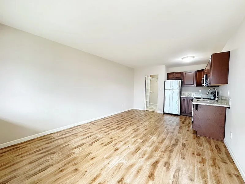 Studio, 425 sqft, $1,850 — Photo 2