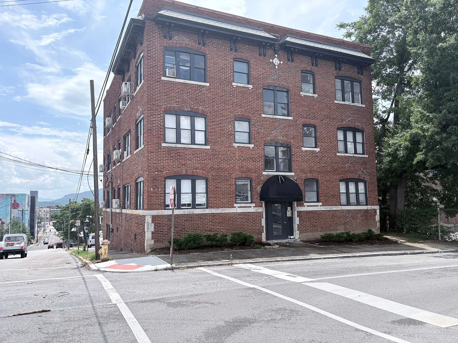 8th Street Apartments — Photo 2