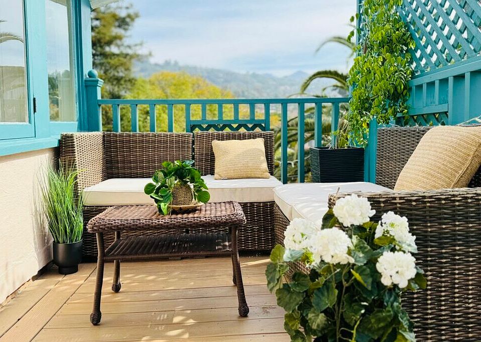 Private Balcony with Mountain View
