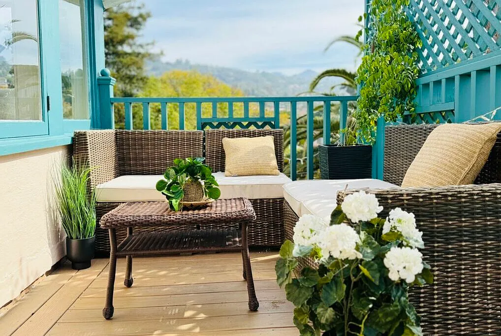 Private Balcony with Mountain View - 1530 Garden St #4