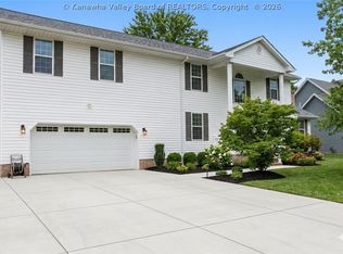 1042 Marina Dr, Hurricane, WV 25526