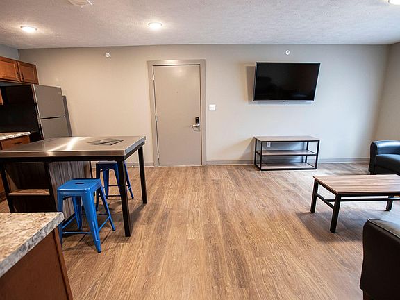 3rd image of 8 E Lincoln St #201